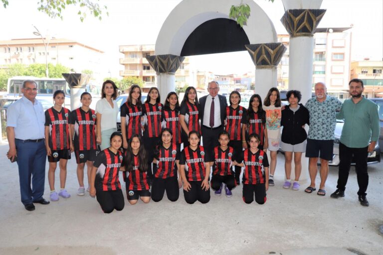 Başkan Çetin Akın Hentbol Takımını Antalya’ya Uğurladı Başkan Çetin Akın Hentbol Takımını Antalya’ya Uğurladı