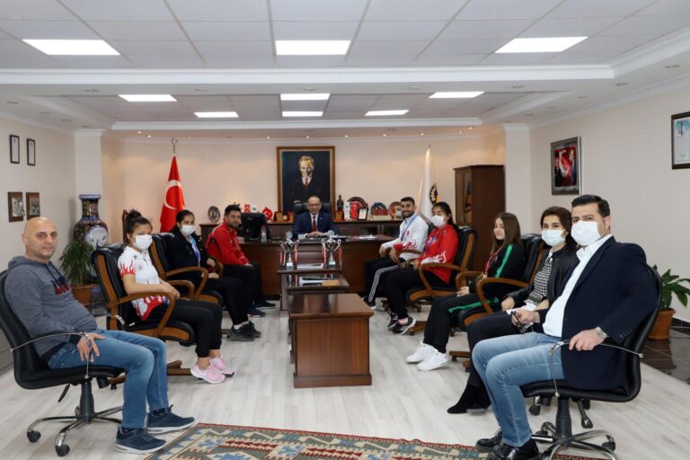 Şampiyon Sporcular Başarılarını Başkan Çetin Akın ile Paylaştı Şampiyon Sporcular Başarılarını Başkan Çetin Akın ile Paylaştı
