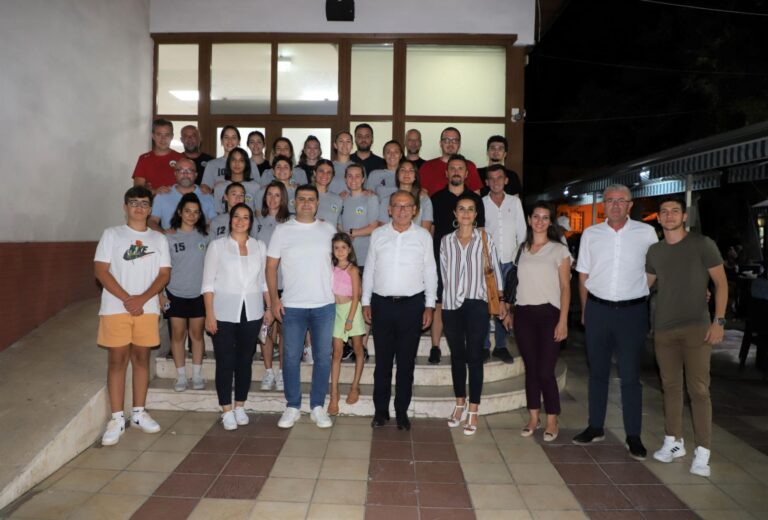 Turgutlu Belediyesi Kadın Basketbol Takımına Sezon Öncesi Moral Yemeği Turgutlu Belediyesi Kadın Basketbol Takımına Sezon Öncesi Moral Yemeği