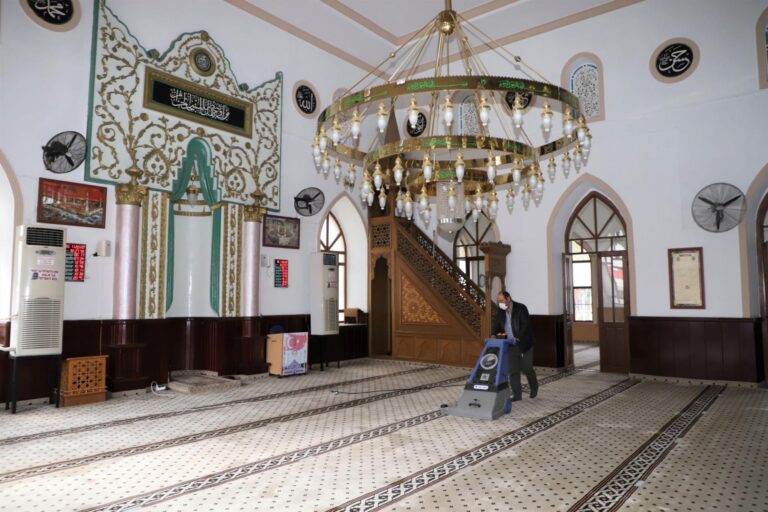 Turgutlu Belediyesinden Camilere Kış Temizliği Turgutlu Belediyesinden Camilere Kış Temizliği