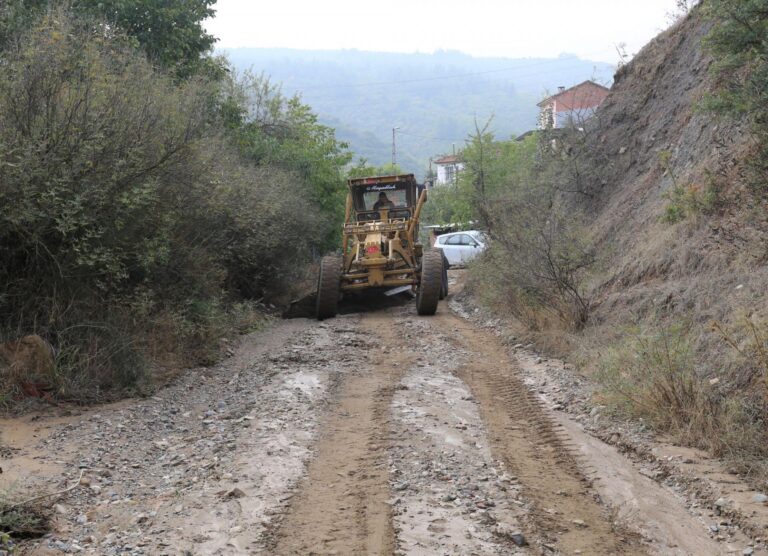 Turgutlu Belediyesinden Kırsal Mahallelerde Yol Düzenleme Çalışması Turgutlu Belediyesinden Kırsal Mahallelerde Yol Düzenleme Çalışması