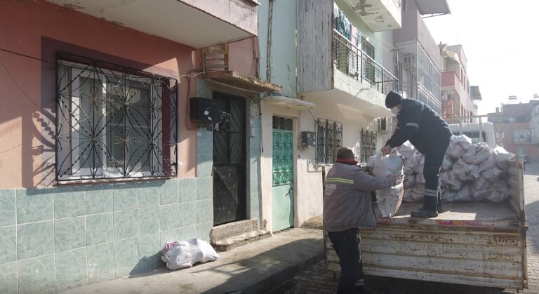 Turgutlu Belediyesinden 1800 Haneye Yakacak Desteği Turgutlu Belediyesinden 1800 Haneye Yakacak Desteği