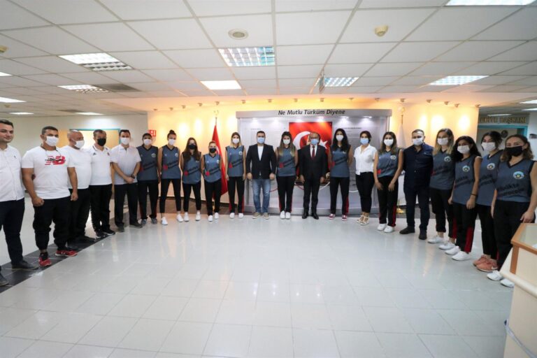 Başkan Akın Kadın Basketbol ve Erkek Voleybol Takımı Oyuncuları İle Bir Araya Geldi Başkan Akın Kadın Basketbol ve Erkek Voleybol Takımı Oyuncuları İle Bir Araya Geldi