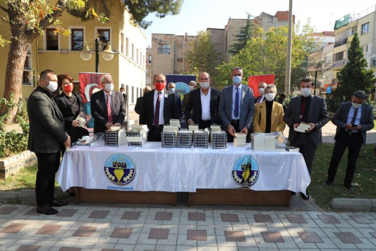 Başkan Çetin Akın’dan Nutuk Hediyesi Başkan Çetin Akın’dan Nutuk Hediyesi
