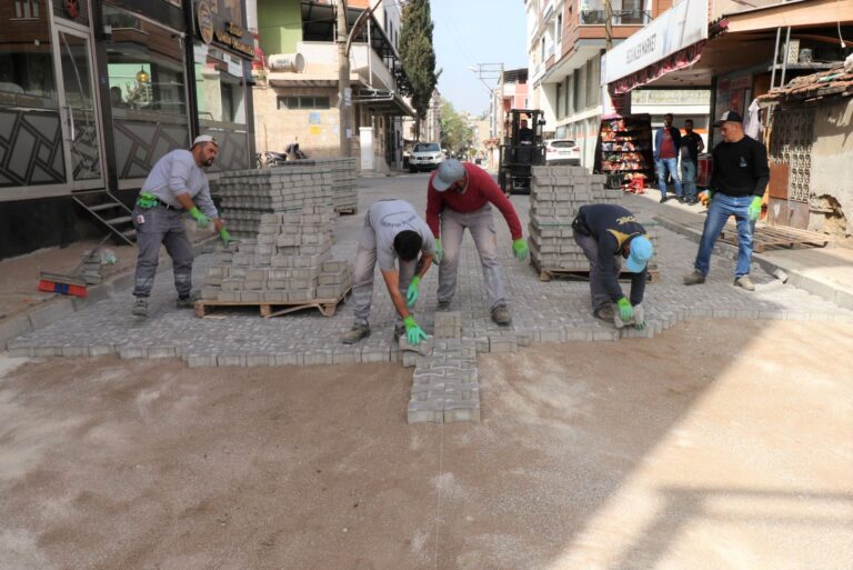Turgutlar Yolu’na 3500 m2’lik Parke Çalışması Turgutlar Yolu’na 3500 m2’lik Parke Çalışması