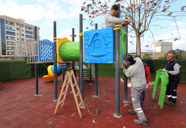 Turgutlu Belediyesinden Selvilitepe Mahallesine Yeni Çocuk Oyun Grubu Turgutlu Belediyesinden Selvilitepe Mahallesine Yeni Çocuk Oyun Grubu