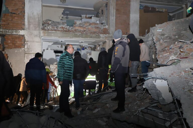 Başkan Çetin Akın Deprem Bölgesinde Başkan Çetin Akın Deprem Bölgesinde