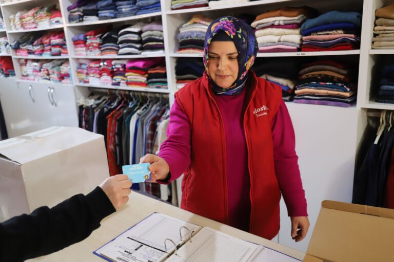 Turgutlu Belediyesinden “Dosteli” Aracılığıyla Depremzedelere Destek Turgutlu Belediyesinden “Dosteli” Aracılığıyla Depremzedelere Destek