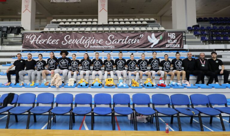 Turgutlu Belediyesi Kadın Basketbol Takımı Milli Basketbolcuyu Unutmadı Turgutlu Belediyesi Kadın Basketbol Takımı Milli Basketbolcuyu Unutmadı