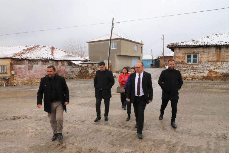 Turgutlu’da Kırsal Mahallelerin Tamamında Yollar Konforlu Hale Geldi Turgutlu’da Kırsal Mahallelerin Tamamında Yollar Konforlu Hale Geldi