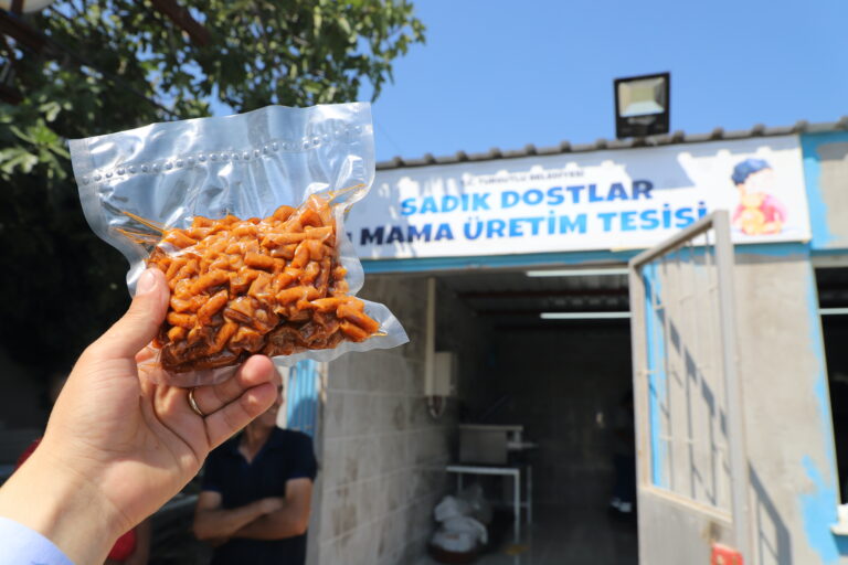 Manisa’da bir ilk: Sadık Dostlar Mama Üretim Merkezi