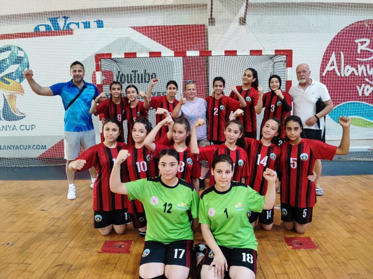 Turgutlu Belediyesi Minik Kızlar Hentbol Takımı Şampiyonada Turgutlu Belediyesi Minik Kızlar Hentbol Takımı Şampiyonada