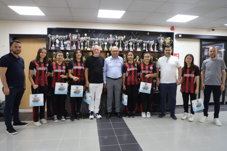 Turgutlu’nun Gururu Sporcular Başkan Akın ile Bir Araya Geldi Turgutlu’nun Gururu Sporcular Başkan Akın ile Bir Araya Geldi