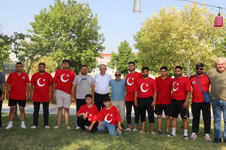 Başkan Akın Belediyesporlu Pehlivanları Edirne’ye Uğurladı Başkan Akın Belediyesporlu Pehlivanları Edirne’ye Uğurladı