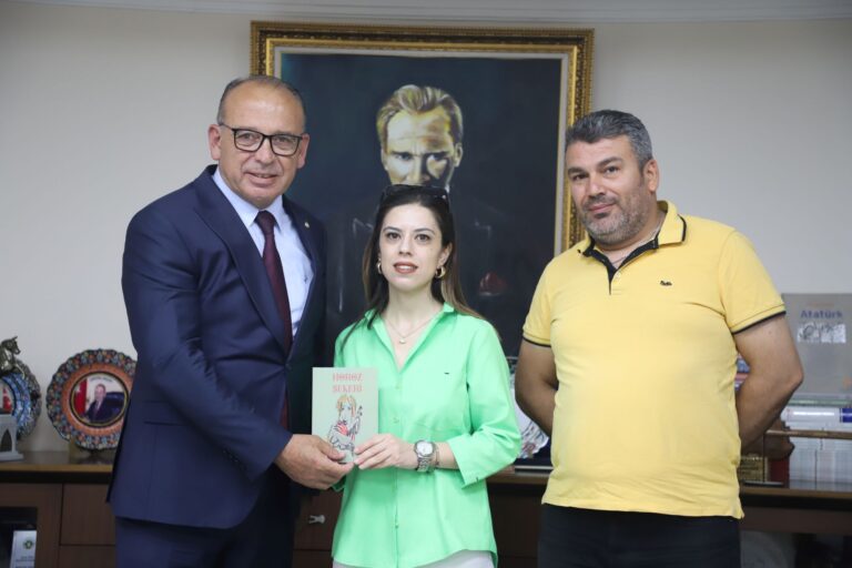 Turgutlulu Öğretmen İlk Kitabının Heyecanını Başkan Çetin Akın’la Paylaştı Turgutlulu Öğretmen İlk Kitabının Heyecanını Başkan Çetin Akın’la Paylaştı
