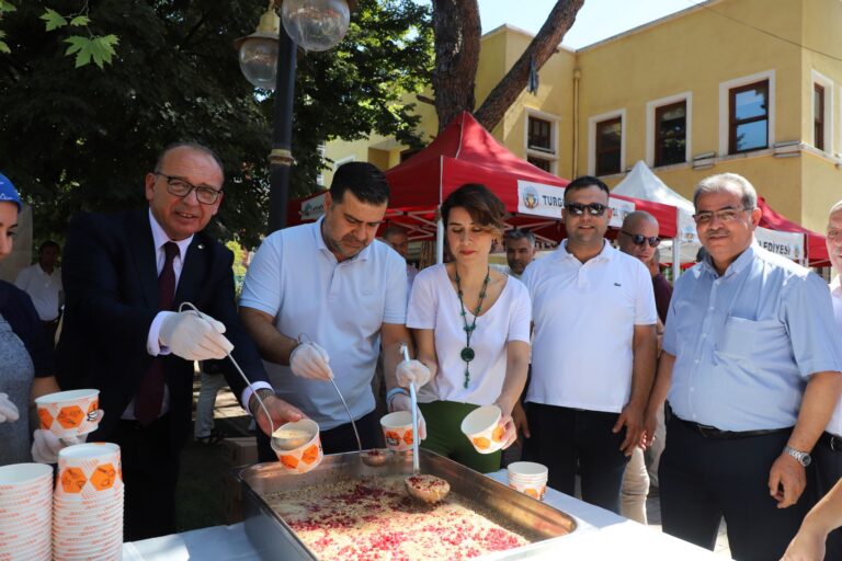 Turgutlu Belediyesinin Geleneksel Aşure Hayrı Bu Yıl Çocukların Ellerinden Turgutlu Belediyesinin Geleneksel Aşure Hayrı Bu Yıl Çocukların Ellerinden