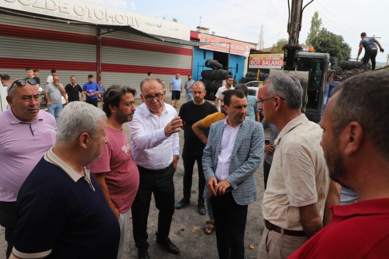 Başkan Akın Yangından Zarar Gören Esnafın Yanında Başkan Akın Yangından Zarar Gören Esnafın Yanında