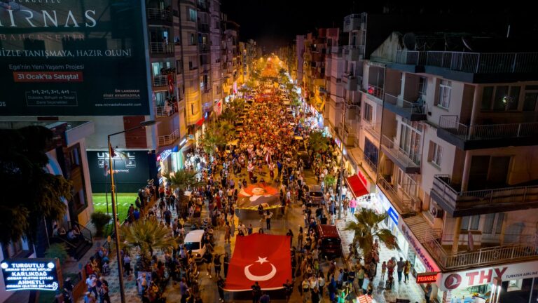 Turgutlu’da Zafer Coşkusu Meydanlara Taştı Turgutlu’da Zafer Coşkusu Meydanlara Taştı