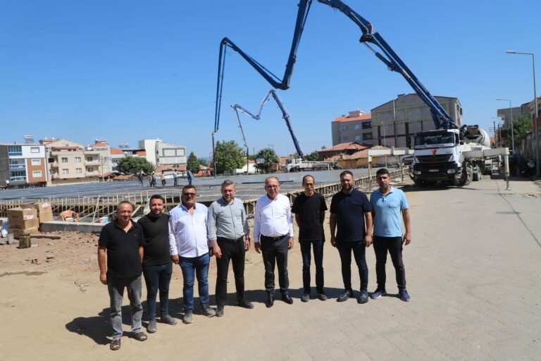 Başkan Çetin Akın’dan Beton Atma Çalışmasının Yapıldığı Cuma Pazarı’nda İnceleme