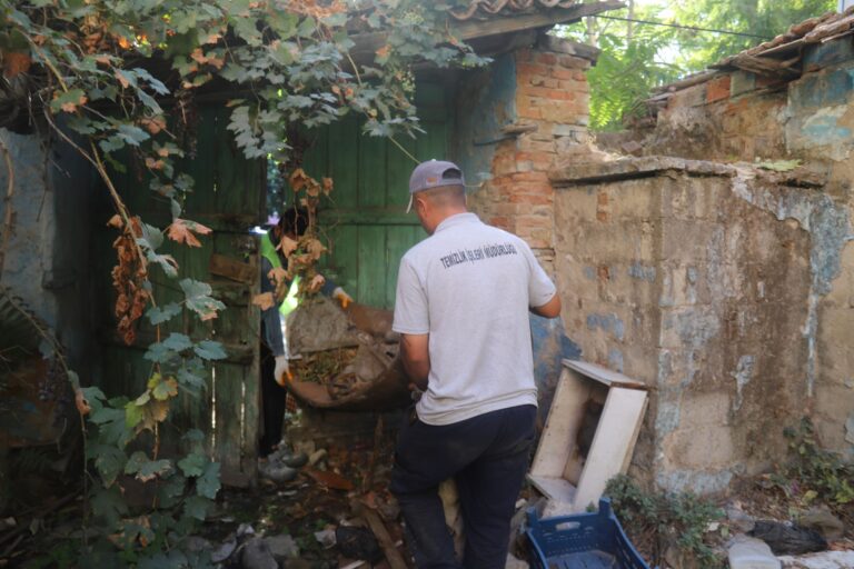 Turgutlu Belediyesi Temizlik İşleri Müdürlüğünden Çöp Ev Temizliği