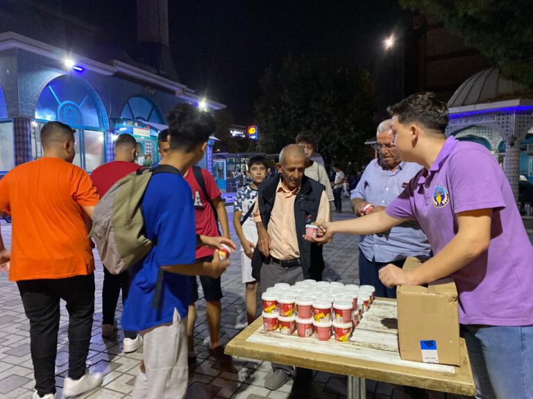 Turgutlu Belediyesinden Mevlid Kandili’nde Dondurma İkramı