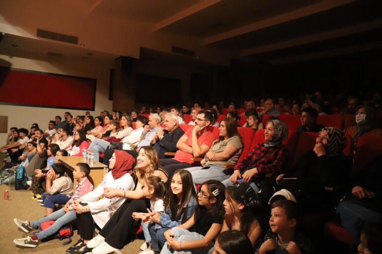 Turgutlu Belediyesi Tiyatro Ekibi “Yakından Kumanda 2” Oyunuyla Beğeni Topladı Turgutlu Belediyesi Tiyatro Ekibi “Yakından Kumanda 2” Oyunuyla Beğeni Topladı