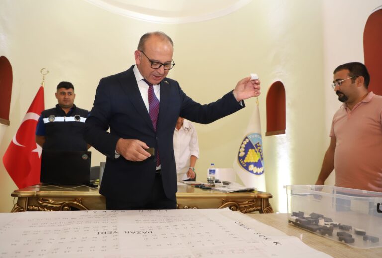 Turgutlu’nun Prestijli Projesi Cuma Pazarı’nda Kura Çekimi Yapıldı Turgutlu’nun Prestijli Projesi Cuma Pazarı’nda Kura Çekimi Yapıldı