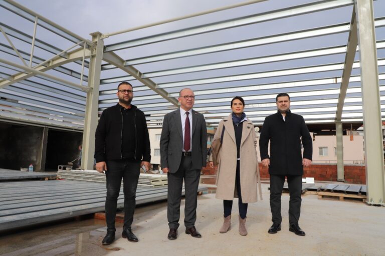Başkan Akın: “Yılbaşı hediyemiz Cuma Pazarı, Turgutlu’muza hayırlı olsun”