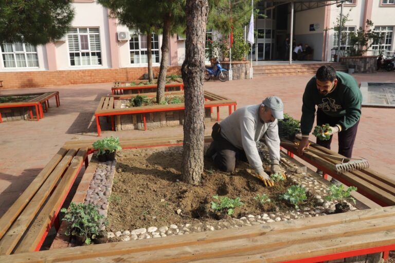 Turgutlu Belediyesi Park ve Bahçeler Müdürlüğü Ekipleri Kentin Çehresini Değiştiriyor Turgutlu Belediyesi Park ve Bahçeler Müdürlüğü Ekipleri Kentin Çehresini Değiştiriyor