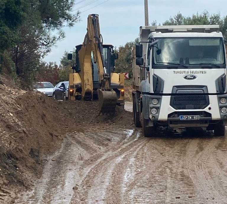 Turgutlu Belediyesinden Kuvvetli Yağış Sonrası Yoğun Mesai