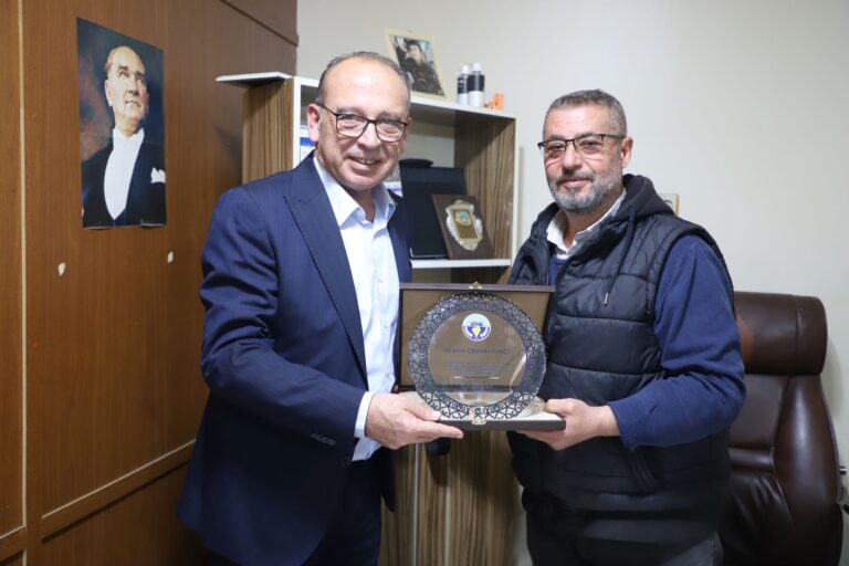 Başkan Çetin Akın’dan Eski Meclis Üyelerine Teşekkür Plaketi