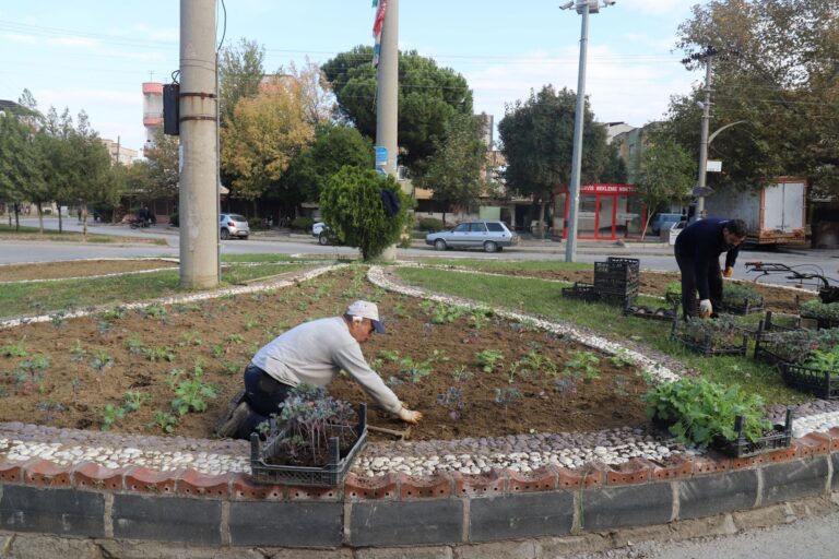 Park ve Bahçeler Müdürlüğü Ekipleri Turgutlu’nun Her Yerinde