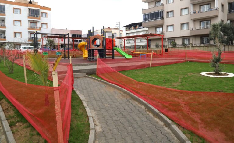 Turgutlu Belediyesi Park ve Bahçeler Müdürlüğü Ekipleri Çalışmalarına Devam Ediyor Turgutlu Belediyesi Park ve Bahçeler Müdürlüğü Ekipleri Çalışmalarına Devam Ediyor