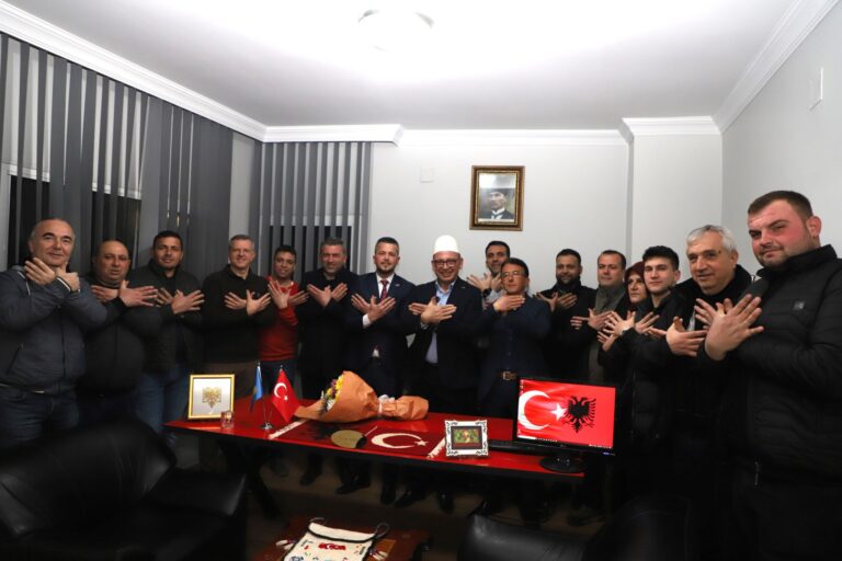 Turgutlu Belediye Başkanı Çetin Akın: “Görevini en iyi yapan en iyi vatanseverdir” Turgutlu Belediye Başkanı Çetin Akın: “Görevini en iyi yapan en iyi vatanseverdir”