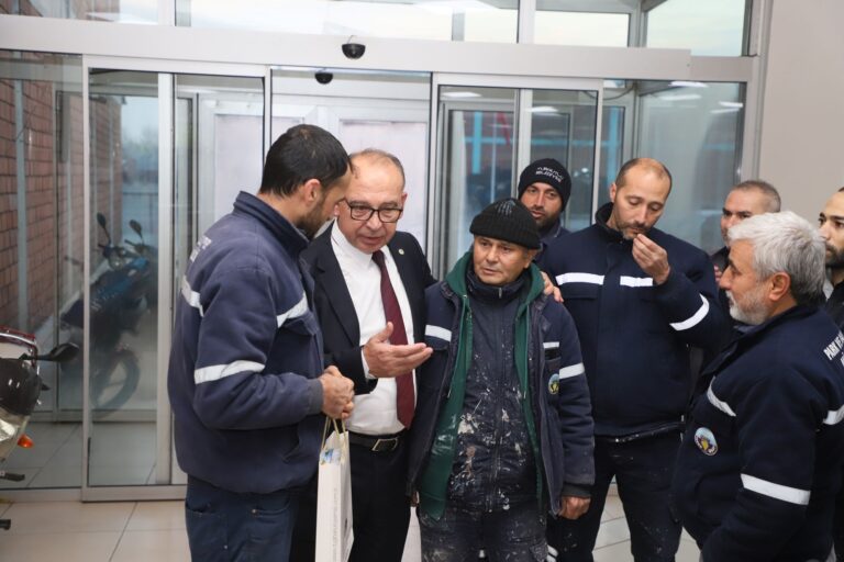 Başkan Çetin Akın Güne Turgutlu’nun Emekçileriyle Başladı Başkan Çetin Akın Güne Turgutlu’nun Emekçileriyle Başladı
