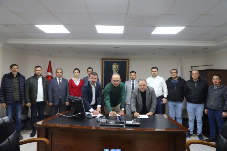 Başkan Çetin Akın Personelin Yüzünü Güldürecek İmzayı Attı Başkan Çetin Akın Personelin Yüzünü Güldürecek İmzayı Attı