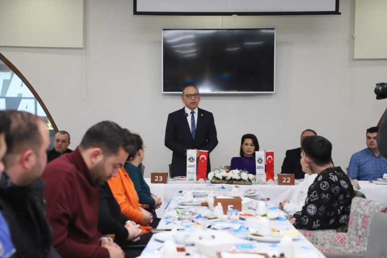 Başkan Çetin Akın Mesaisine Belediye Personeliyle Başladı Başkan Çetin Akın Mesaisine Belediye Personeliyle Başladı