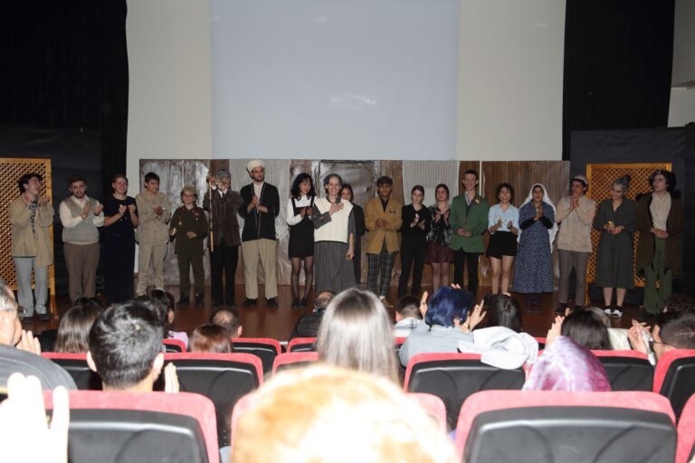 Atatürk Kültür Merkezi (AKM) Lise Tiyatro Ekibi Ayakta Alkışlandı