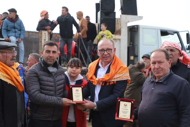 Turgutlu’da Deve Güreşleri Nefes Kesti Turgutlu’da Deve Güreşleri Nefes Kesti