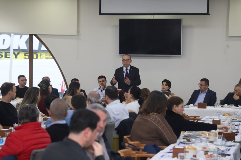 Başkan Çetin Akın Memurlarla Kahvaltıda Buluştu Başkan Çetin Akın Memurlarla Kahvaltıda Buluştu