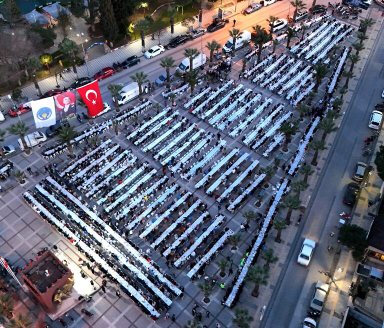 Turgutlu Belediyesinden Geleneksel İftar Yemeği Turgutlu Belediyesinden Geleneksel İftar Yemeği