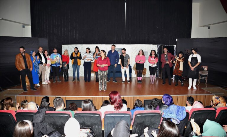 Bir Oyuncak Karşılığında Bir Tiyatro Oyunu İzlediler Bir Oyuncak Karşılığında Bir Tiyatro Oyunu İzlediler