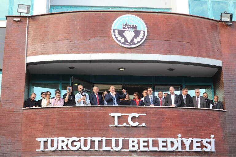Turgutlu Belediye Başkanı Çetin Akın Mazbatasını Aldı