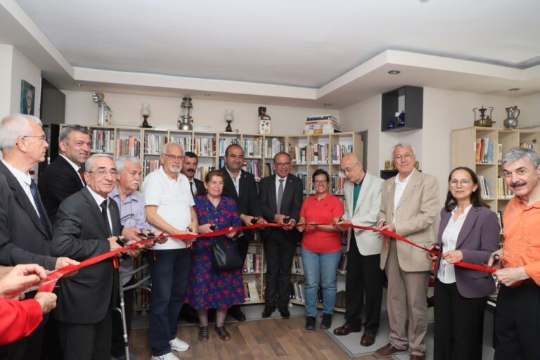 Turgutlu Belediyesi Atatürk Kültür Merkezi’nde Vali Refik Arslan Öztürk-Rasime Şeyhoğlu Kütüphanesi ve Aydınlanma Evi Açıldı