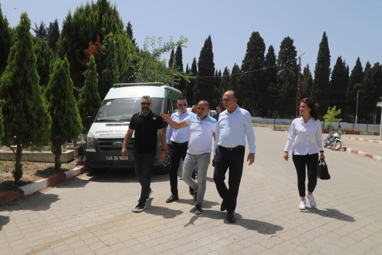 Turgutlu’da Mezarlıklar Bayrama Hazırlanıyor Turgutlu’da Mezarlıklar Bayrama Hazırlanıyor
