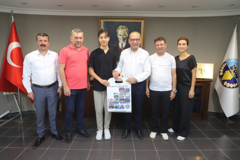 Başkan Çetin Akın, Turgutlulu LGS Türkiye Birincisini Konuk Etti Başkan Çetin Akın, Turgutlulu LGS Türkiye Birincisini Konuk Etti