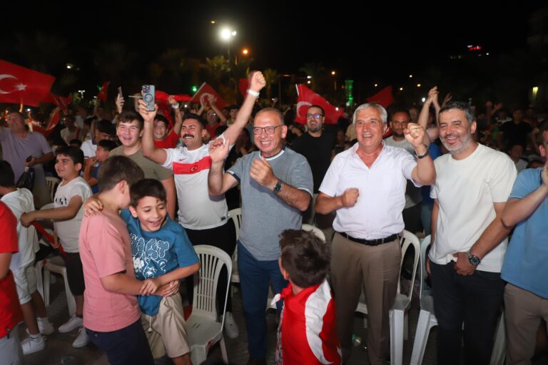 Turgutlu Belediyesinden Milli Maç Keyfi Turgutlu Belediyesinden Milli Maç Keyfi