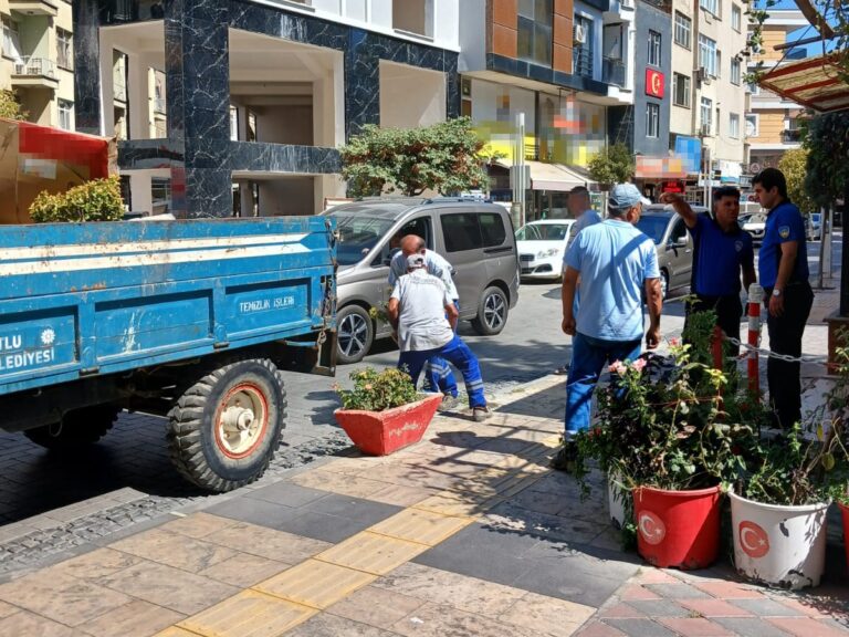 Turgutlu Zabıtasından Kaldırım İşgallerine Yönelik Sıkı Denetim Turgutlu Zabıtasından Kaldırım İşgallerine Yönelik Sıkı Denetim