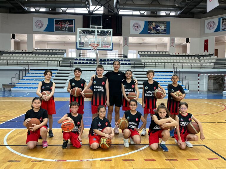 Milli Basketbolcu Manolya Kurtulmuş’tan Kariyerine Adım Attığı Turgutlu Belediyespor’a Ziyaret Milli Basketbolcu Manolya Kurtulmuş’tan Kariyerine Adım Attığı Turgutlu Belediyespor’a Ziyaret