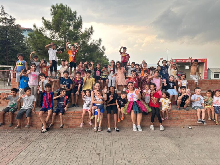 Turgutlu Belediyesinden Çocuklara Özel Sokak Tiyatrosu Turgutlu Belediyesinden Çocuklara Özel Sokak Tiyatrosu